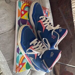 Women size 6 Nike high top  shoes